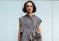 Penampilan Feminin Andien Aisyah dengan Wrap Outer Berbahan Kombinasi Batik yang Unik dan Modis Banget