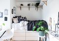 Trik Mendesain Kamar Kostan nan Sempit, Samakan Warna Lantai dan Dinding!