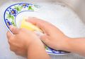 Tak Perlu Asisten untuk Membersihkan Piring dan Sendok yang Berlemak, Ini Dia Tips Mudah Mencucinya!