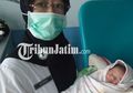 Awalnya Dikira Tikus, Sosok di Tempat Sampah di Lamongan Itu Ternyata Bayi Tampan dan Kini Jadi Rebutan