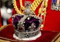 Diserang Nazi, Raja Inggris Sembunyikan Mahkota Dalam Kaleng Biskuit
