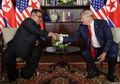 Momen Bersejarah Ketika Donald Trump dan Kim Jong Un Bertatap Muka dan Berjabat Tangan