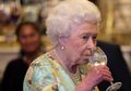 Jika Sedang Makan Sendirian, Ratu Elizabeth II Bisa Makan Sambil Mengisi TTS