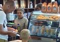 Sedang Liburan ke Labuan Bajo, Arjen Robben Beli Kopi Flores