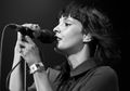 3 Musisi yang Pernah Mengajak Lauren Mayberry Manggung Bareng