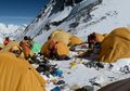 Solusi Membersihkan Tinja Manusia yang Membanjiri Gunung Everest