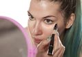 5 Barang Ini Bisa Jadi Pengganti Concealer! Sudah Tahu, Girls?