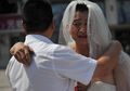 Seorang Ayah Terpaksa Kenakan Gaun Pengantin dan Lipstik Setiap Hari, Alasannya Sungguh Menyayat Hati
