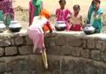Anak-anak India Harus Turun ke Dalam Sumur 40 Kaki untuk Mendapat Air