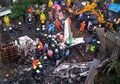 Sedang Makan Siang, 50 Lebih Pekerja Bangunan Ini Selamat dari Insiden Pesawat Jatuh, Untung Saja!