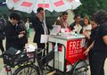 Meski Ditawarkan Gratis, Mungkin Anda Tidak Akan Mau Menyantap Es Krim Ini Setelah Tahu Isinya