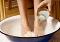 Rendam Kaki dengan Garam, Manfaatnya; Obat Insomnia Juga Eksim di Kaki