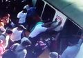 (Video) Kaki Wanita Ini Terjepit di Celah Peron, Puluhan Penumpang Bantu Dorong Gerbong Kereta Agar Jauhi Peron