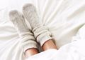 4 Cara Menurunkan Panas Dengan Bahan Alami, Salah Satunya dengan Kaus Kaki Basah