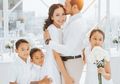Uniknya Perayaan 10 Tahun Pernikahan Oka Antara dan Rara Wiritanaya