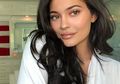 Rayakan Halloween, Kylie Jenner Berubah Jadi Barbie, Mirip?