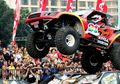 Gajah Monster, Melompat dan Melindas Mobil di Gambir Expo Kemayoran