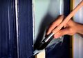 Bosan Pakai Warna Kayu, Intip 3 Tips Memilih Warna Pintu Fasad Rumah