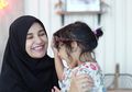 Unggah Foto Jadul, Wajah Shireen Sungkar Mirip Hawa Putrinya?