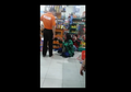 Video ‘Polisi’ Pemilik Minimarket Dorong Pelaku Pencurian Jadi Viral, Ini Barang yang Pencuri Ambil