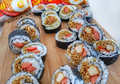 Wajib Coba Nih! Yuk, Rasain Sensasi Indomie Goreng Jadi Isian Sushi