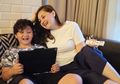 Unik! Anak Mona Ratuliu Sampai Presentasi Dulu Padanya Untuk Diberi Smartphone