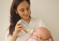5 Trik Memberi Bayi Susu Dalam Botol Seperti Marissa Nasution Sebaik Menyusui!