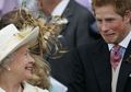 25 Foto Menggemaskan Ratu Elizabeth dengan Cucunya. Manis Banget!