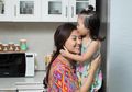 OMG Ngeri, Sarwendah Panjat Dinding Lantai 2 Demi Bersihkan Jendela