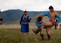 Tak Pandang Bentuk Fisik dan Pakai Baju Terbuka di Bagian Dadanya, Inilah Gulat Mongolia yang Makin Dicintai Rakyatnya