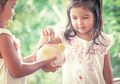 Pada Usia Berapa sang Anak Pantas Diberi Uang Jajan Bulanan?