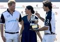 Ups, Harry Menyeka Bibir Setelah Dicium Meghan Markle, Kok Gitu?