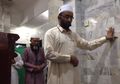 (Video) Meski Gempa Mengguncang, Imam dan Beberapa Jamaah Masjid Ini Tetap Lanjutkan Salatnya