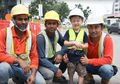 Bocah 3 Tahun ini Jalin Persahabatan Erat dengan Pekerja Bangunan yang Merupakan 'Orang Asing'