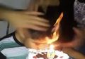 (Video) Asyik Memakan Kue Ulang Tahun, Anak Kecil Ini Tak Sadar Rambutnya Terbakar!