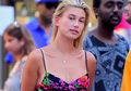 Tampil Tetap Kece Saat Ngedate ala Hailey Baldwin dengan Floral Dress