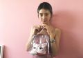 Kembali Ngetren, Begini Cara Tampil Stylish dengan PVC Bag ala Youtuber Korea