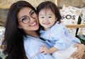 Habiskan Akhir Pekan Di Kebun, Begini Gaya Sarwendah Dan Sang Anak Saat Memetik Tomat Yang Bikin Gemes