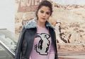 Coach Berkolaborasi dengan Selena Gomez Luncurkan Koleksi Jaket dengan Tulisan Tangannya
