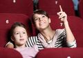 Masih Suka Nekat Ajak Anak Nonton Film Dewasa di Bioskop? Ini Dampaknya