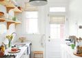 8 Inspirasi Dapur Mini Berwarna Putih, Jadi Mewah dan Elegan!