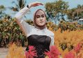 Mix and Match Busana Floral ala Selebgram Ashry Rabani dengan Fashion Item di Bawah Harga 250 Ribu Rupiah!