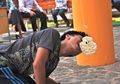 Serunya Lomba 17-an Di Sekolah: Ada Lomba Makan Kerupuk Sambil Angkat Kaki!
