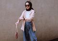 Selebgram Intan Khasanah Tampil Kasual Kenakan Oversized Shirt dan Flare Pants, Contek dengan Fashion Item di Bawah Harga 300 Ribu Rupiah yuk!