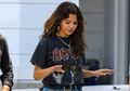 Tampil Bergaya Rocker Ala Selena Gomez dengan Rekomendasi Fashion Items Harga Terjangkau, Bisa Banget!