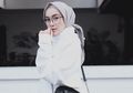 Inspirasi Tampil Simpel dan Stylish dengan Maxi Dress ala Selebgram Ashry Rabani, Cocok nih Buat Hijabers!