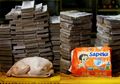 (Foto) Alami Hiperinflasi, Anda Harus Bawa Sekoper Uang Hanya untuk Beli Popok di Venezuela