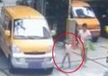 (Video) Wanita Ini Sengaja Dorong Anaknya Tertabrak Mobil Agar Dapat Kompensasi, Saat Gagal Dia Malah Menabrakkan Diri