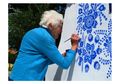 Bak Wallpaper, Nenek 92 Tahun Ini Lukis Dinding Rumah Tua di Louka