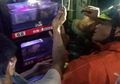 Duh, Malunya! Pria Ini Jadi Tontonan Setelah Tangannya Terjepit di Mesin Penjualan 'Mainan Dewasa'